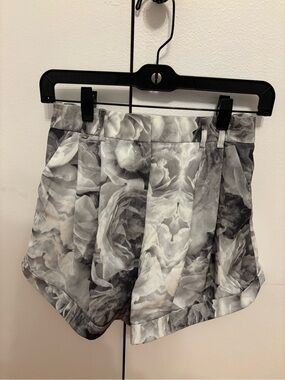 Finders keepers high waisted shorts size XS NEW w tags
